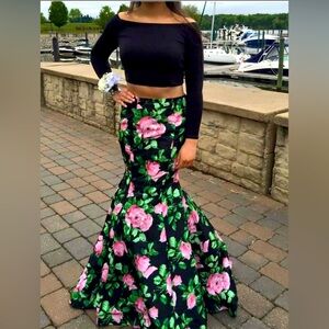 Size 0/2 Sherri Hill floral 2-piece gown.